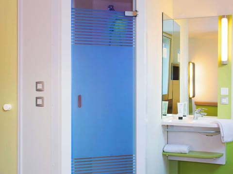 Twin Room, 2 Twin Beds | Bathroom | Shower, eco-friendly toiletries, hair dryer, towels