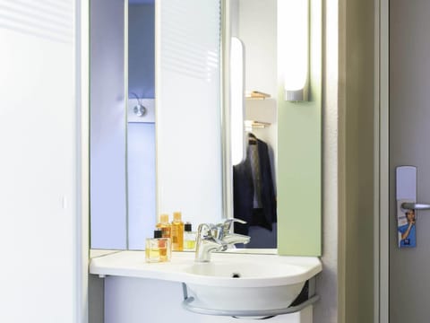 Hypo-allergenic bedding, desk, soundproofing, free WiFi