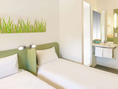 Twin Room, 2 Twin Beds | Bathroom | Shower, eco-friendly toiletries, hair dryer, towels