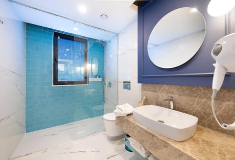 Deluxe Suite, Sea View | Bathroom | Shower, free toiletries, hair dryer, slippers