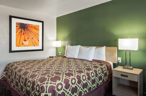 Standard Room, 1 King Bed, Non Smoking | Desk, blackout drapes, soundproofing, iron/ironing board