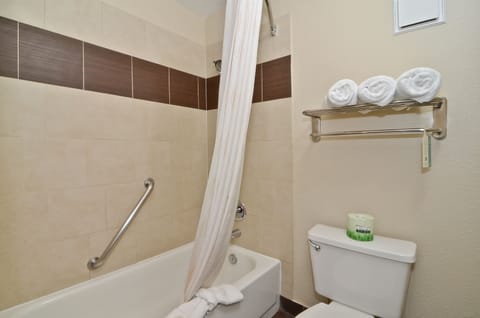 Combined shower/tub, free toiletries, hair dryer, towels