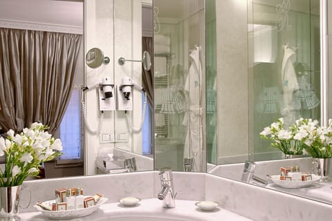 Standard Double or Twin Room, 1 Bedroom | Bathroom | Shower, free toiletries, bathrobes, slippers