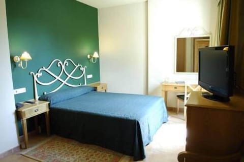 Standard Twin Room | Minibar, in-room safe, individually decorated, individually furnished