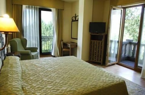 Superior Double Room | Minibar, in-room safe, individually decorated, individually furnished