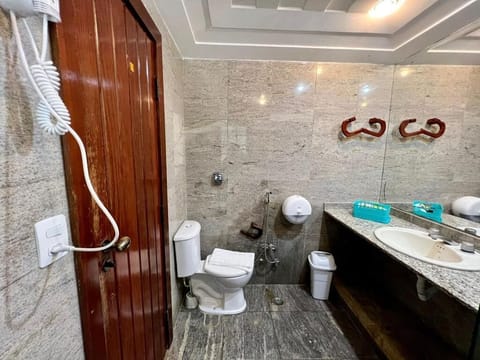 Deluxe Quadruple Room, Ocean View | Bathroom | Shower, free toiletries, hair dryer, bidet