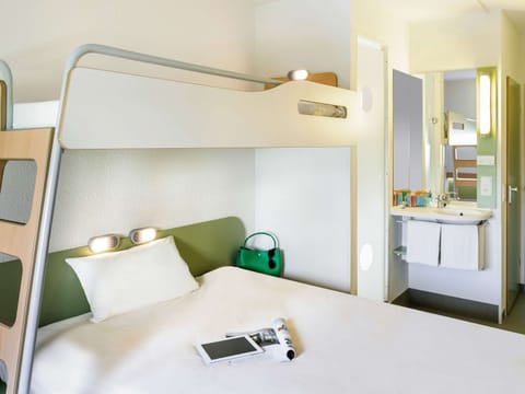 Double Room | Bathroom | Shower, eco-friendly toiletries, hair dryer, towels