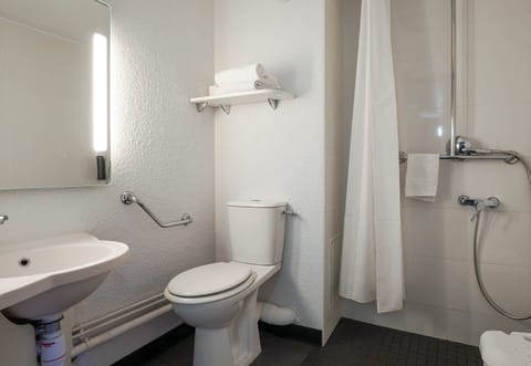 Double Room, Accessible, Non Smoking | Bathroom | Shower, free toiletries, hair dryer, towels
