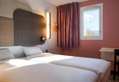 Twin Room, Non Smoking | Desk, soundproofing, iron/ironing board, free cribs/infant beds