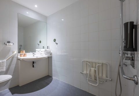 Standard Triple Room, Mobility Accessible, Non Smoking | Bathroom | Shower, eco-friendly toiletries, towels