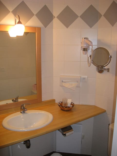 Comfort Double Room | In-room safe, desk, soundproofing, free cribs/infant beds