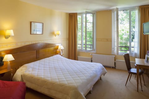 Comfort Quadruple Room | In-room safe, desk, soundproofing, free cribs/infant beds