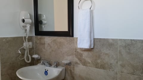 Standard Quadruple Room | Bathroom | Shower, hair dryer, towels