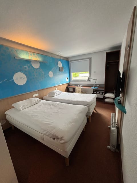 Standard Room, 2 Twin Beds | Laptop workspace, soundproofing, iron/ironing board, free WiFi