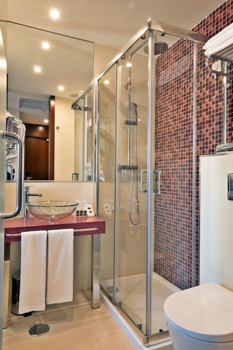 Superior Single Room | Bathroom | Shower, free toiletries, hair dryer, towels