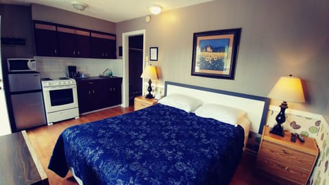 Suite, 1 Bedroom, Kitchen | Free WiFi, bed sheets