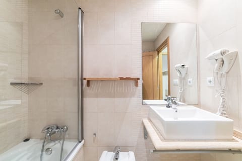 Apartment, 2 Bedrooms | Bathroom | Combined shower/tub, free toiletries, hair dryer, towels