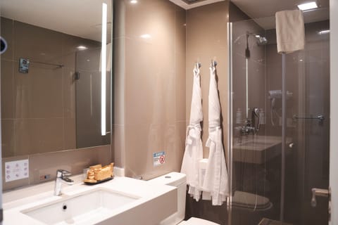 Suíte Executiva King | Bathroom | Free toiletries, hair dryer, towels