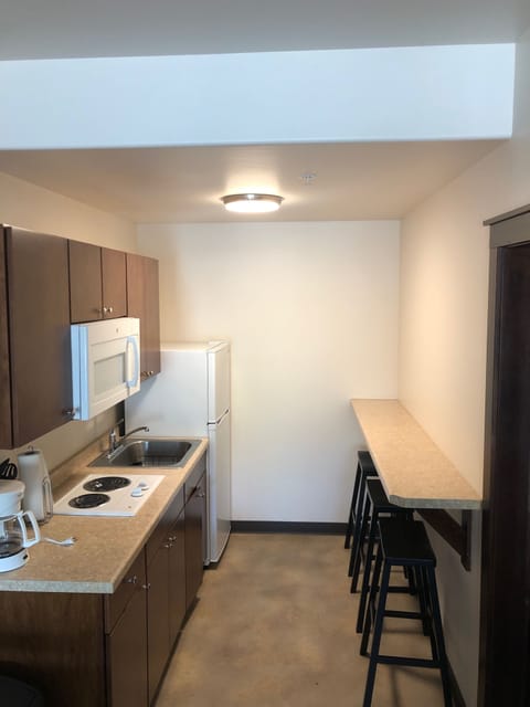 Suite, 2 Queen Beds, Kitchenette, Mountain View | Private kitchen | Mini-fridge, microwave, coffee/tea maker