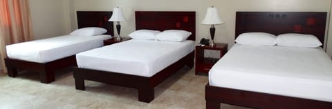 Triple Room | In-room safe, desk, free WiFi, bed sheets