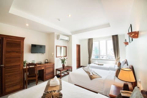 Deluxe Triple Room, 3 Twin Beds, Bathtub, City View | In-room safe, desk, free WiFi, bed sheets