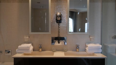 Junior Suite | Bathroom | Free toiletries, hair dryer, towels