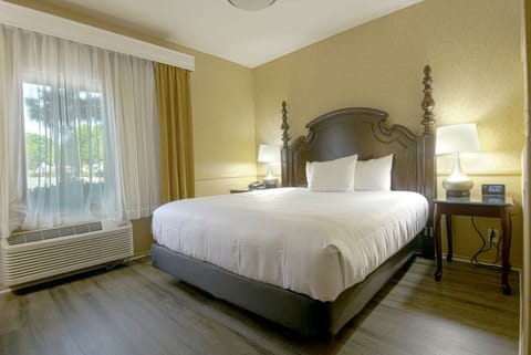 Deluxe Room, 1 King Bed, Non Smoking | Premium bedding, in-room safe, desk, laptop workspace