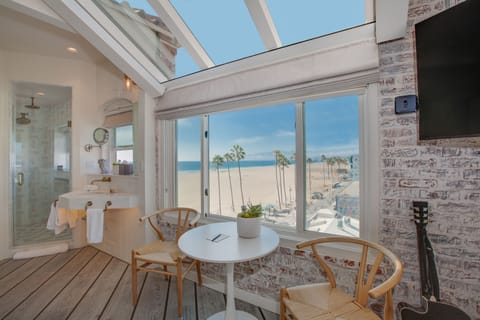 Ocean View PH Bungalow | Premium bedding, iron/ironing board, free cribs/infant beds, free WiFi