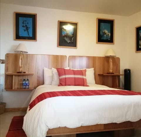 Standard Single Room | In-room safe, desk, bed sheets