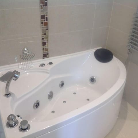 Deluxe Double Room | Bathroom | Shower, designer toiletries, hair dryer, towels