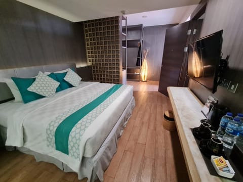 Junior Suite | Minibar, in-room safe, desk, blackout drapes