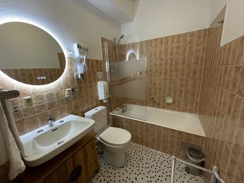 Double Room, 1 Double Bed | Bathroom | Free toiletries, hair dryer, towels, soap