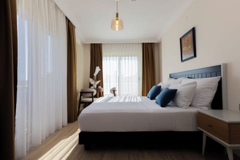 Comfort Suite, 1 Bedroom | Premium bedding, minibar, in-room safe, desk