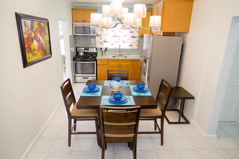 Deluxe Apartment, 2 Bedrooms, Mountain View, Executive Level | In-room dining