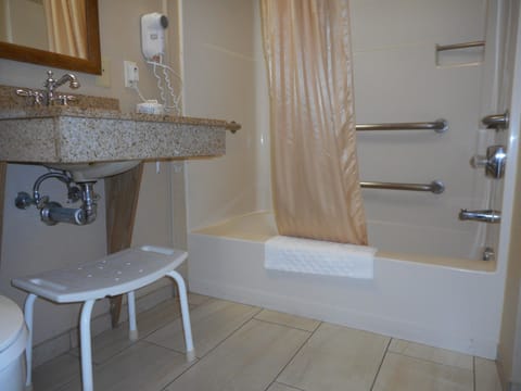 Combined shower/tub, free toiletries, hair dryer, towels