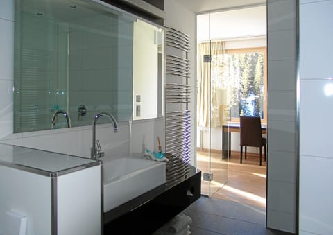 Villa (Guarda) | Bathroom | Free toiletries, hair dryer, bathrobes, towels