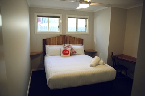 Standard Room, Shared Bathroom (Room 5) | Premium bedding, desk, soundproofing, cribs/infant beds