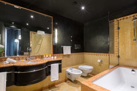 Suite Grand (Suite Temptation) | Bathroom | Shower, free toiletries, hair dryer, bidet