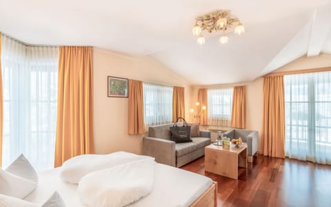 Basic Room | 2 bedrooms, hypo-allergenic bedding, pillowtop beds, in-room safe