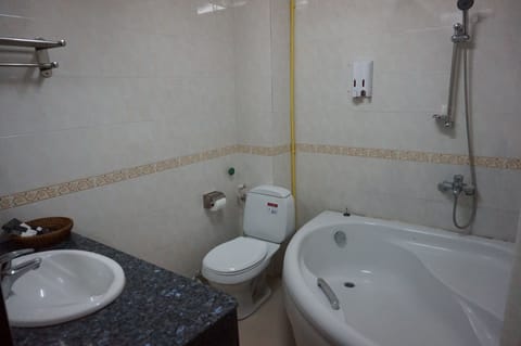 Double Room | Bathroom | Shower, free toiletries, hair dryer, towels