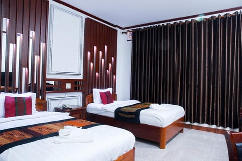 Twin Room | Desk, rollaway beds