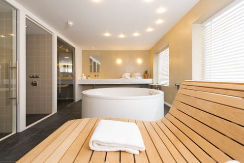 Indoor spa tub