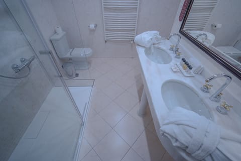 Superior Double or Twin Room | Bathroom | Free toiletries, hair dryer, towels