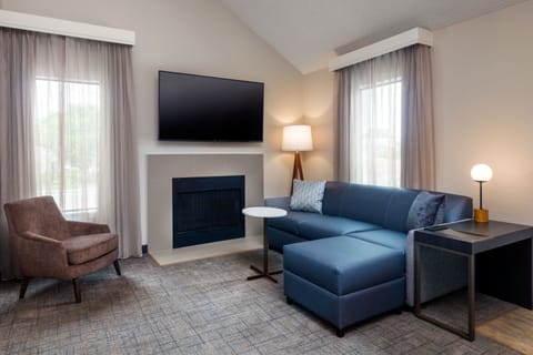 Suite, 1 Double Bed, Non Smoking | Living room | 37-inch Smart TV with cable channels, TV, video-game console