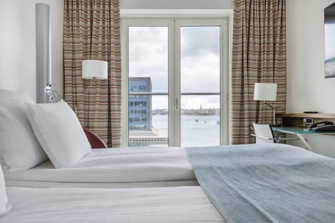 Superior double room with a double bed or twin beds, Harbor view | Hypo-allergenic bedding, minibar, in-room safe, desk