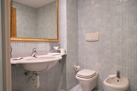 Superior Double Room | Bathroom | Combined shower/tub, free toiletries, hair dryer, bidet