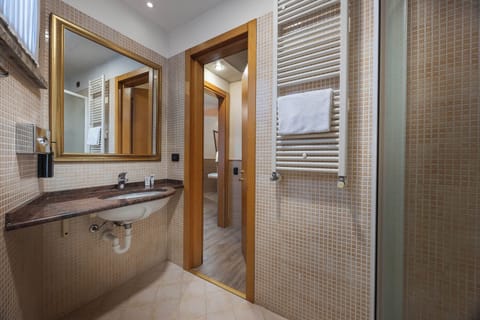 Single Room | Bathroom | Combined shower/tub, free toiletries, hair dryer, bidet