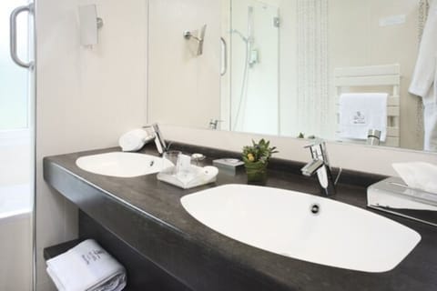 Junior Suite | Bathroom | Free toiletries, hair dryer, towels, soap