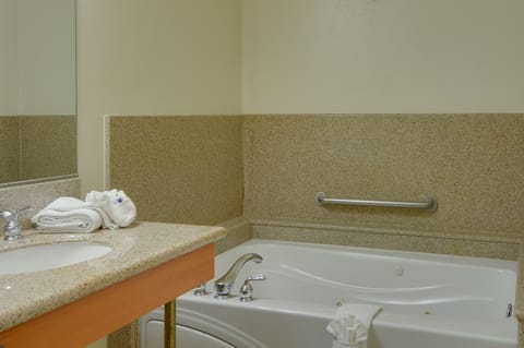 Combined shower/tub, free toiletries, hair dryer, towels