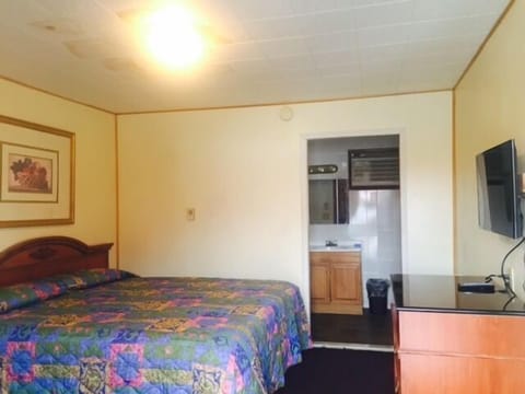 Room, 1 King Bed | Free WiFi, bed sheets